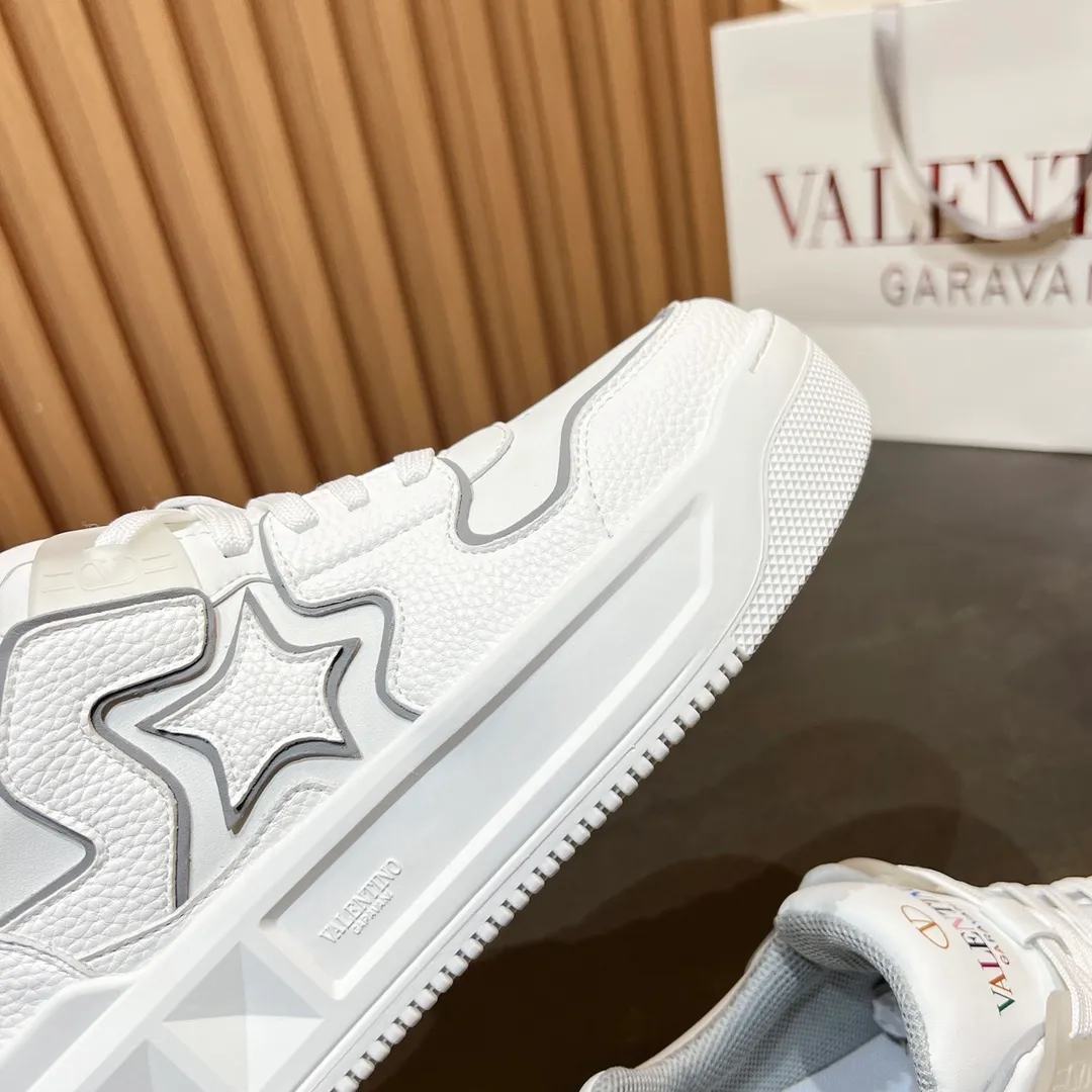 👟👟Ex-factory price 660👟👟 𝑽𝒂𝒍𝒆𝒏𝒕𝒊𝒏𝒐Valentino 𝑶𝒏𝒆𝑺𝒕𝒖𝒅 Couple casual sports shoes series Valentino 2024 new couple sports shoes are on sale. The original ZP was purchased and dismantled. Repeated pattern making and modification. I tried my best to restore it one to one! Top luxury masterpiece Signature five-pointed star design Soft and comfortable genuine leather with contrasting colors brings excellent and elegant texture and excellent on-foot comfort Top purchasing version upper: imported calfskin surface/original oil edge craftsmanship Outsole: original development 𝐓𝐏𝐔 two-color combination outsole Packaging: original configuration complete package Code number: 34-𝟒𝟓